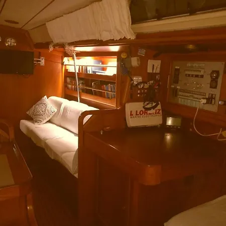 Baloss Sail Adventure Botel *