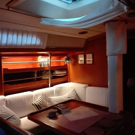 Baloss Sail Adventure Botel *