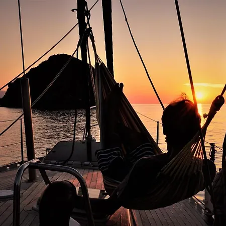 Baloss Sail Adventure Botel *