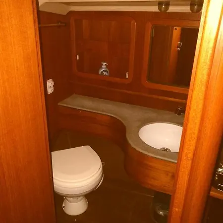 Baloss Sail Adventure Botel *